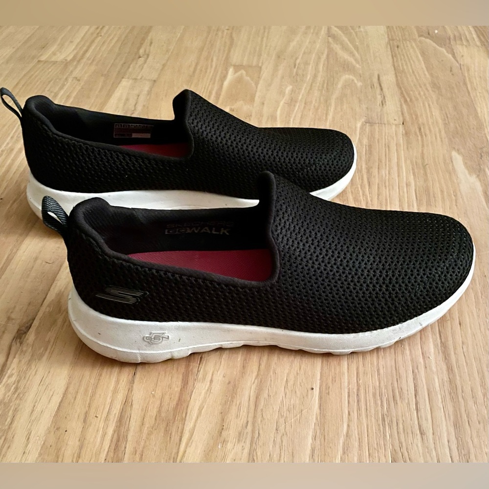 Sketchers slip on sneakers